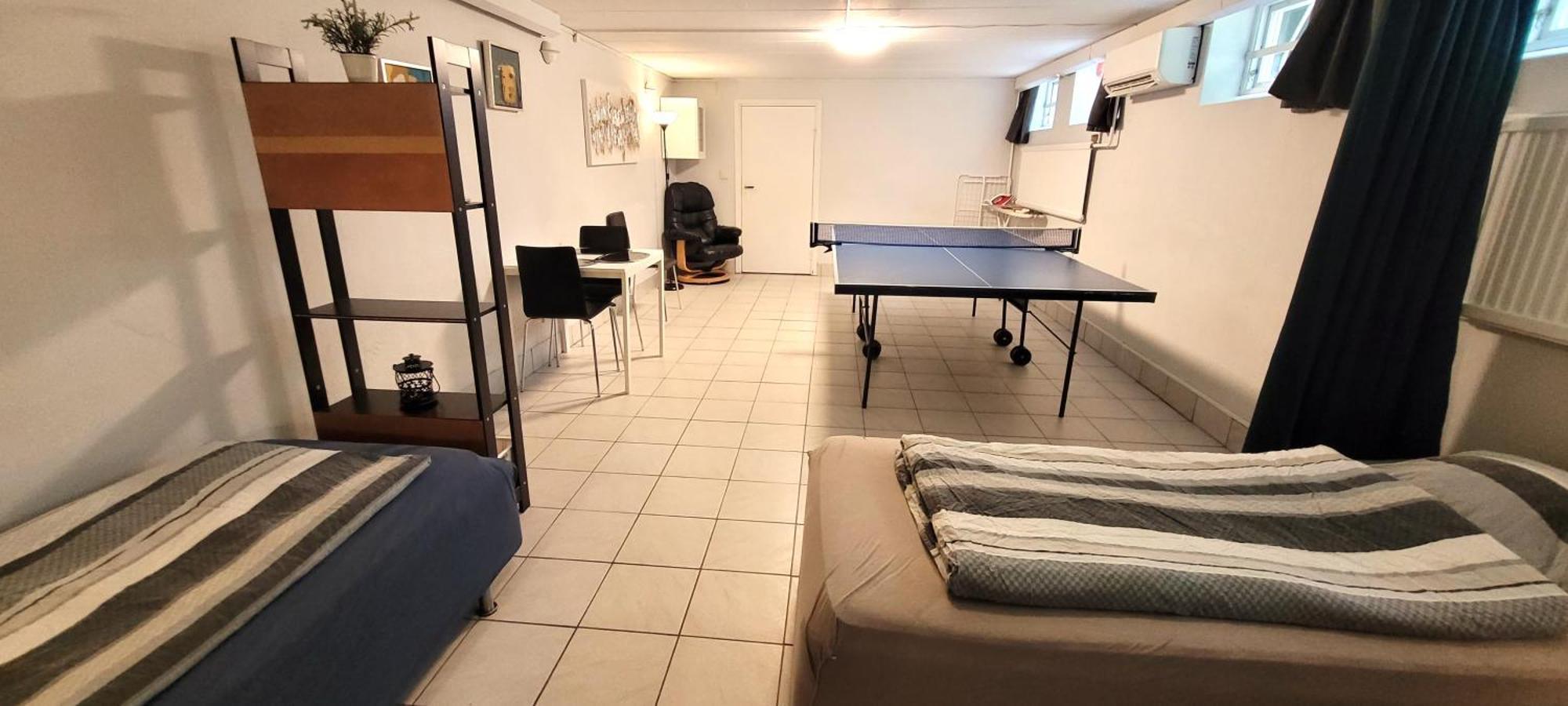 Spacious 110m2 2br Basement Retreat, Jacuzzi, Table Tennis & Garden Access Lägenhet *